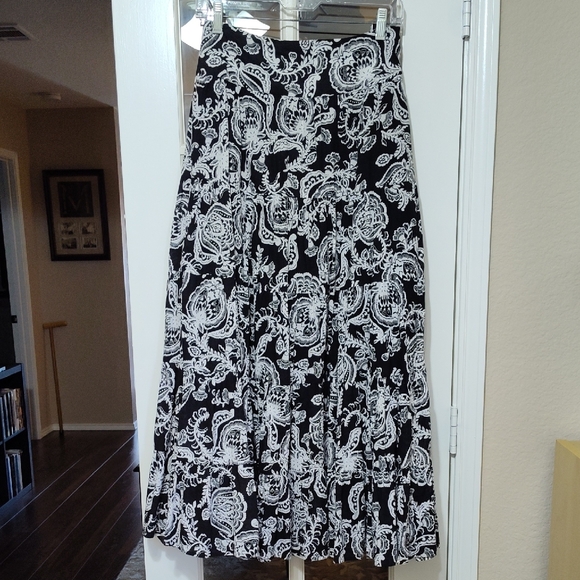 Jones New York Dresses & Skirts - Jones New York Black and White Patterned Broomstick (Tiered) Skirt, Size 12